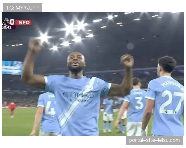 特写：里尔门将补时阶段扑出关键点球，主场球迷瞬间沸腾